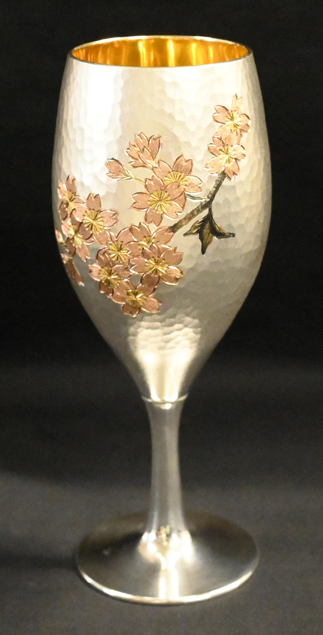 人間国宝 奥山峰石の銀製ワインカップ "桜"